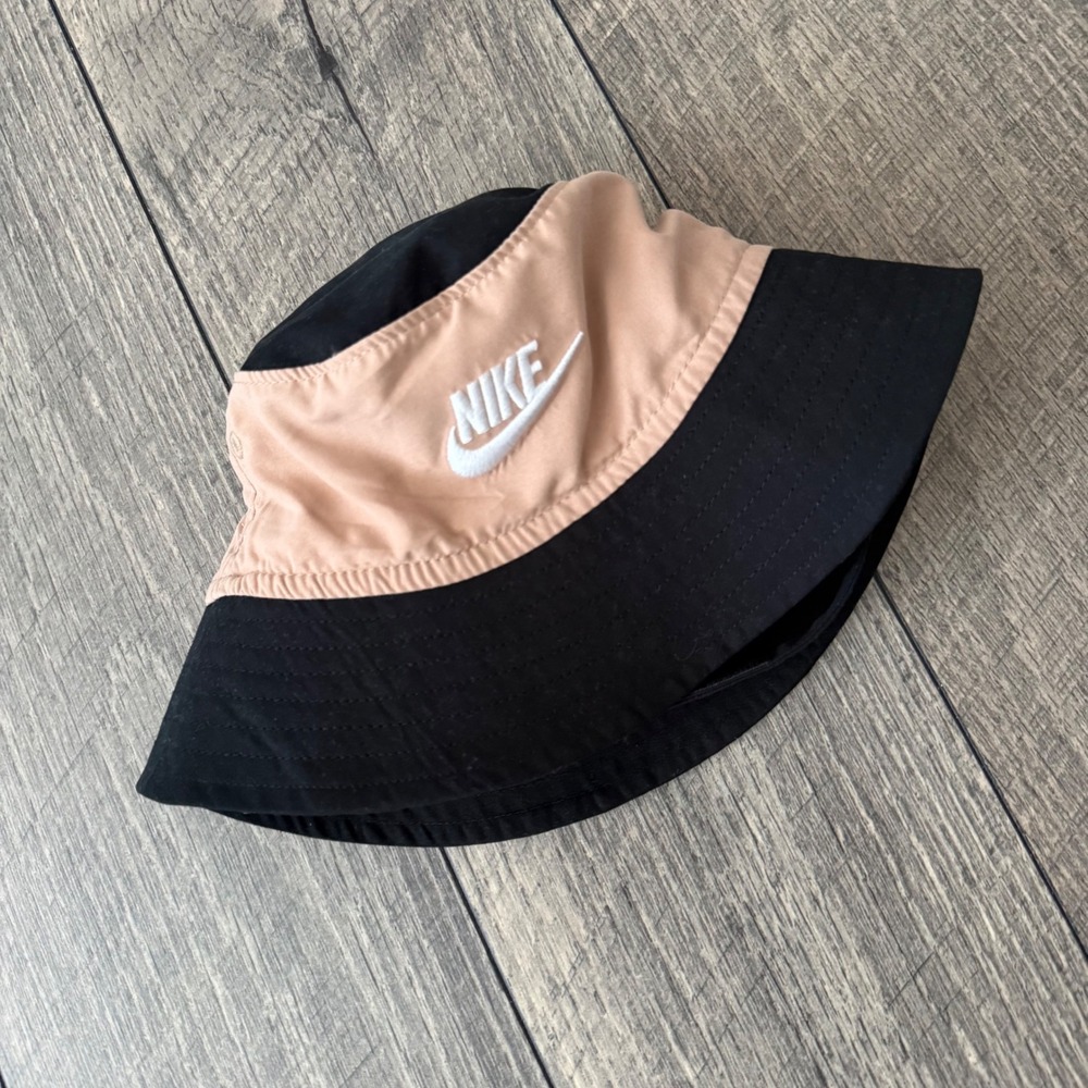 Nike Baby Bucket Hat 12M Black Peach Colorblock Embroidered Logo Chin Strap - Picture 1 of 12